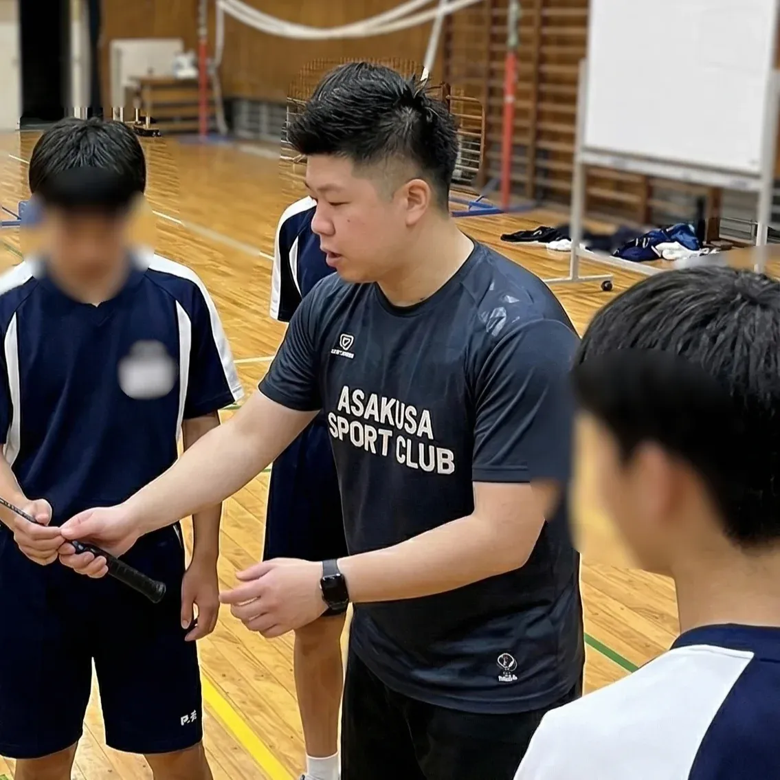 中学生にバドミントンを教える森元仁隆