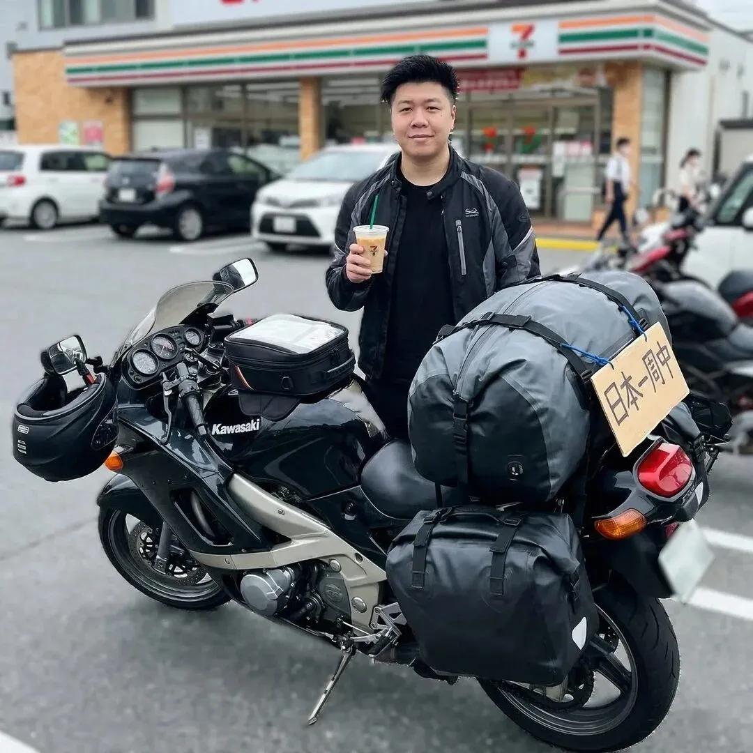 バイクでの日本一周中にセブンイレブンで休憩する森元仁隆